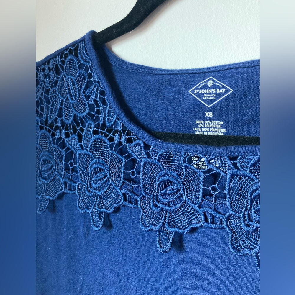 Women’s St Johns Bay Sleeveless Top With Round Lace Neckline Detail Size XS